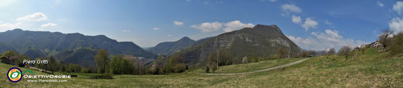 81 Scendiamo su labile traccia nel prato per agganciare stradetta per Carnito.jpg